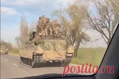Движущаяся к фронту колонна ВСУ из американских БМП Bradley попала на видео. Движущаяся к линии фронта колонна Вооруженных сил Украины из американских боевых машин пехоты (БМП) Bradley попала на видео, кадры показал Telegram-канал «Военкоры Русской Весны». Отмечается, что техника закреплена за 47-й механизированной бригадой, на одной из БМП нанесен новый тактический знак ВСУ — стрелка.