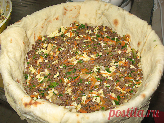 Мясной пирог из тонкого лаваша

Быстрый пирог из лаваша (и тесто ставить не надо!) 
Пирог получается сочный и вкусный-вкусный
Ингредиенты:
• Лаваш тонкий
• Мясо (Любое..или фарш) — 400 г
• Морковь — 1 шт
• Лук репчатый
• Зелень
• Кефир — 1,5 стак. 
 Яйцо — 1 шт
• Сыр (твердый) — 200 г

Перемалываем мясо на комбайне..или пропускаем через мясорубку, обжариваем фарш
Остывший фарш смешиваем с зеленью и тертым сыром 
Форму выкладываем лавашем. Выкладываем лаваш с нахлестом на б...