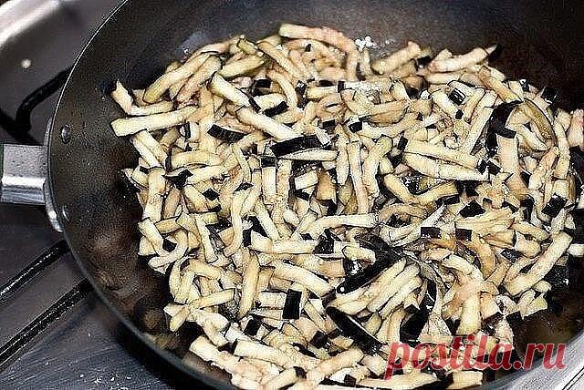 Шикарный салат из баклажанов.     
 
Детки мои, баклажаны вообще не любят, а этот салат уплетали за обе щеки и даже не поняли что там баклажаны, доченька сказала что салатик с грибочками ))))  
 
НЕОБХОДИМО: 4 баклажана,4-5 крутых яйца,2 небольших луковицы,майонез по вкусу,соль, сахар,масло для жарки.  
 
1.Баклажаны режем соломкой,лук полукольцами.  
2.Баклажаны посыпаем солью и оставляем на 15 минут,чтобы стекла горечь  
3.Лук необходимо замариновать,для этого обдаем его...