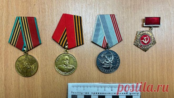 Россиянин попытался продать государственные награды СССР за 500 рублей и попался полиции. В Нижнем Тагиле задержали 46-летнего мужчину, который пытался продать государственные награды СССР. Об этом сообщает Управление на транспорте МВД РФ по Уральскому федеральному округу. Россиянина нашли после того, как он опубликовал в ...