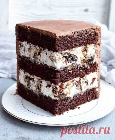 Рецепт средней сложности, поэтому кто захочет приготовить - ищите его в нашей группе на Boosty.

ШОКОЛАДНЫЙ ТОРТ С ЧЕРНОСЛИВОМ И ОРЕХАМИ

ИНГРЕДИЕНТЫ:

Для бисквита:
Молоко - 210 мл.
Сахар - 220 гр.
Мука - 190 гр.
Яйцо среднее - 2 шт.
Сливочное масло - 90 гр.
Какао - 40 гр.
Сода - 1 ч.л.
Соль - 3/4 ч.л.
Винный уксус - 3/4 ст.л.

Продолжение рецепта читайте в нашей группе на Boosty (ссылка на странице Торты_рецепты)