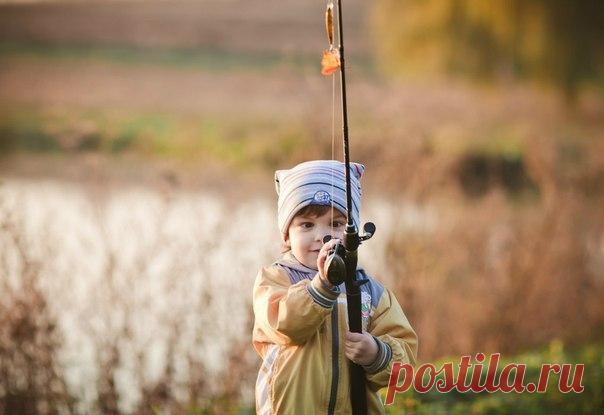 Дедка рыбак — туда же и внуки глядят.