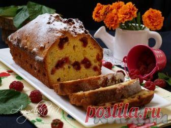 Кекс с малиной - рецепт с фото Сейчас я активно заготавливаю на зиму малину и параллельно готовлю с ней какую-нибудь выпечку. Предлагаю и вам попробовать невероятно вкусный кекс с малиной. Такой кекс готовится из простых и доступных продуктов, любая неопытная хозяйка с лёгкостью справится с этой выпечкой. Малину можно ...