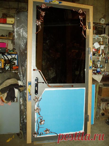 Эксклюзивная входная дверь под стеклопакет с элементами ковки