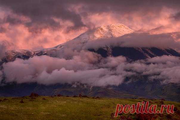 Закат над вулканом Толбачик, Камчатка. Автор фото — Андрей Ершов: