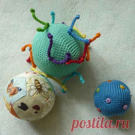 Сенсорный набор, состоящий из трех ярких мячей, не только поможет вашему малышу познакомиться с разными цветами и фактурами, но и будет способствовать развитию мелкой моторики.
Подобные наборы, несмотря на свою внешнюю простоту, увлекают ребенка, он сможет поиграть самостоятельно, а также в компании других детей или взрослых.
Мячи безопасны для детей - их можно жевать, ронять, стирать.