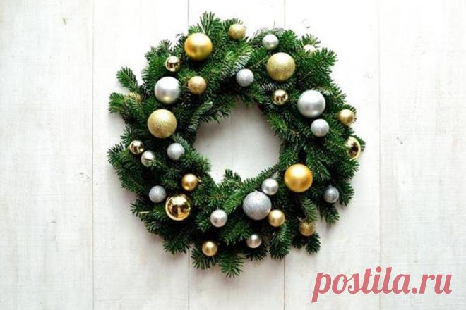 Новогодний венок своими руками (50 фото) - красивые идеи, как сделать Хочешь украсить дом, как в любимом рождественском фильме – не только гирляндами, но и красивыми праздничными венками? Тогда почему бы не сделать их самостоятельно? Держи 10 простых идей новогодних венков своими руками!