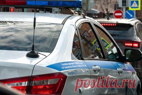 Полицейские помогли россиянке спасти квартиру от мошенников. В Иркутской области телефонные мошенники обманули пенсионерку на 1,7 миллиона рублей и попытались отобрать ее квартиру. Неизвестные несколько раз звонили потерпевшей, представляясь сотрудниками государственных органов. Они говорили, что на ее имя оформляются кредиты и порекомендовали россиянке взять заем в банке.