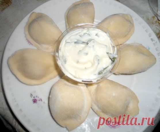 Вареники домашние с картофелем и шкварками..