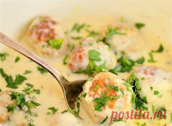 Тефтельки в сливочно-грибном соусе, пальчики оближешь!

Ингредиенты:

Яйцо — 1 шт
Лук репчатый (1 шт в фарш, 1 шт в соус) — 2 шт
Грибы (любые) — 200 г
Перец черный
Соль
Рис — 200 г
Масло растительное — 4 ст. л.
Фарш мясной — 500 г
Сыр твердый — 50 г
Сливки (жирность 10-20%) — 200 мл

1. Смешайте мелко нарезанный лук, фарш, яйцо, отваренный рис, посолите, поперчите, хорошенько вымесите.

2. Скатайте шарики величиной с мандаринку и обжарьте их на растительном масле.

3. На о...