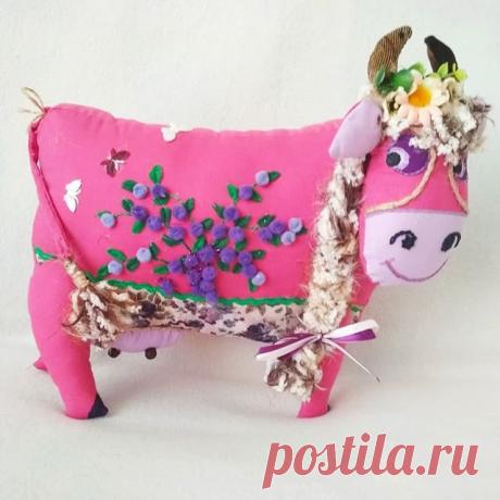 Коровка может быть игрушкой для ребенка или декоративной подушкой,может украсить интерьер вашего дома или дачи,может поселиться в авто,а ещё она может стать прекрасным подарком для ваших друзей и близких .