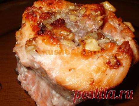 Рыба с ананасами и грецкими орехами запеченная рулетиками