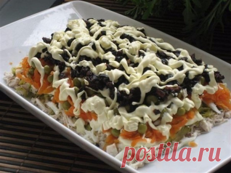 Рецепт этого салата будут выпрашивать все гости. Очень вкусный!

Ингредиенты:

●3 филе курицы, 
●300 гр твердого сыра, 
●6 яиц, 
●стакан сладкого чернослива без косточек, 
●1 зубчик чеснока, 
●300 гр готовой пряной морковки по-корейски, 
●полстакана немного толченых грецких орехов, 
●500 гр майонеза, 
●соль, 
●черный молотый перец по вкусу, 
●пучок петрушки.

Приготовление:

Куриное мясо отварить в подсоленной кипящей воде до мягкости. Охладить, нарезать кубиками.
Черносли...