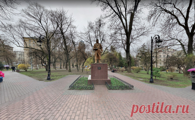 В Киеве переименовали сквер имени Чкалова в честь актера Богдана Ступки. Комиссия по переименованию Городского совета Киева постановила изменить название сквера имени Чкалова на площадь имени Богдана Ступки.