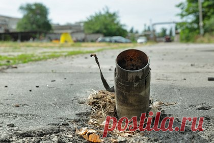 ВСУ нанесли удар по эвакуационному пункту в Херсонской области. Вооруженные силы Украины (ВСУ) нанесли удар по эвакуационному пункту, располагавшемуся в Голой Пристани Херсонской области. Об этом в воскресенье, 18 июня, сообщили власти города. Как уточняется, украинские военные выпустили по эвакуационному пункту два кассетных заряда с минами «Лепесток».