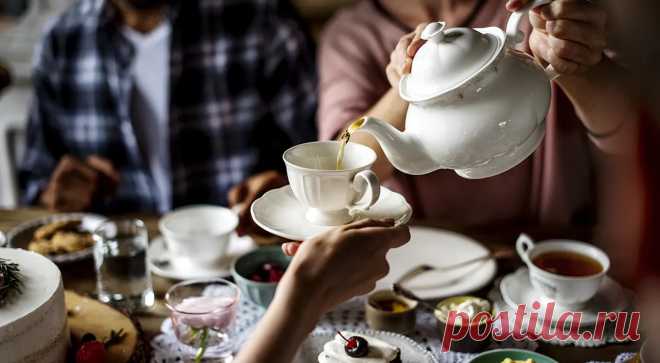 7 великолепных тортов и пирожных без выпечки в духовке — читать на Gastronom.ru Всегда особенно приятно подать к чаю что-нибудь сладенькое, приготовленное собственными руками. Но иногда совсем не хочется тратить на это много времени и суетиться у раскаленной духовки. Что ж, выход есть – можно готовить и без неё! - статья на кулинарном сайте Gastronom.ru
