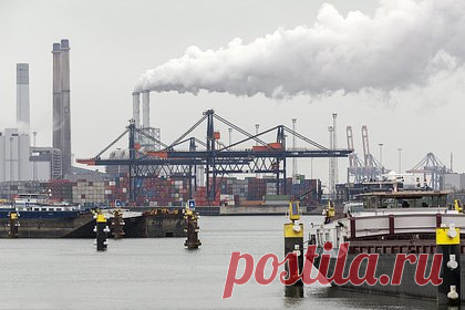 В порту Роттердама оказались заблокированы тысячи идущих в Россию грузов. В порту Роттердама заблокировано около 43 тысяч транзитных грузов, идущих в Россию или Белоруссию, сказал посол России в Нидерландах, постпред страны при ОЗХО Александр Шульгин. Торговым представительством России в Нидерландах организована работа по содействию их доставке до конечного адресата.