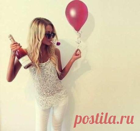 Землю - крестьянам! Фабрики - рабочим! Каждой женщине - по мужику! Каждому мужику - по Лексусу! Любящим - по ребёнку! Больным - здоровья... Всем несогласным - по морде! С праздником 1 Мая!!!