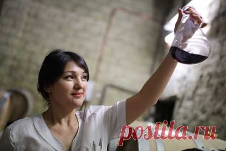 Российский производитель вина задумал выпускать косметику. Российская винодельная компания «Абрау-Дюрсо» задумала выйти на новый рынок и заняться выпуском косметики. Производитель игристых вин приобрел 51 процент акций «Косметех». По условиям состоявшейся 1 октября сделки остальная часть активов (49 процентов) принадлежит директору косметической фирмы Руслану Романцеву.