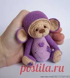 Данное описание вязанной игрушки поможет вам связать маленькую, но очень милую обезьянку крючком. В год Обезьяны это создание отлично сыграет