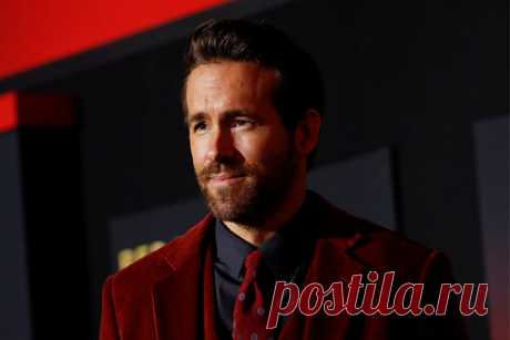 Райана Рейнольдса принимали за Бена Аффлека и спрашивали про Дженнифер Лопес. Американский актер Райан Рейнольдс пожаловался, что его путают с Беном Аффлеком и Райаном Гослингом. Он рассказал, что в пиццерии в Нью-Йорке его часто принимали за Аффлека и спрашивали, как дела у Дженнифер Лопес. Артист отвечал, что у нее все отлично, и покидал заведение.