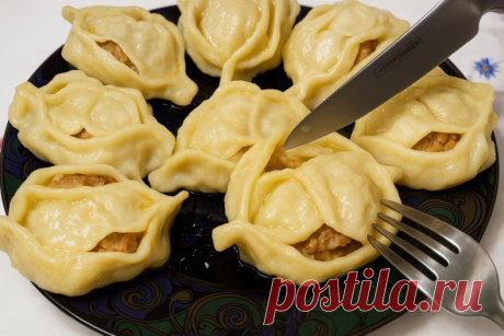Манты на сковороде в 100 раз вкуснее. Идеальное тесто!
Сегодня будем готовить сочные манты. Интересно, что готовить их будем не в мантоварке и не в пароварке, а на обычной сковороде. Начнём с теста, а затем перейдём к начинке. У меня всегда получаются очень сочные и вкусные манты.
Тесто:
- Мука — 600 г
- Яйца — 2 шт
- Вода — 300 мл
- Растительное масло — 3 ст. л.
- Соль — 1 ч. л.

Начинка:
- Говяжий фарш — 300 г
- Куриный фарш (бедро) — 300 г
- Лук — 1 крупная головка
- Мо...