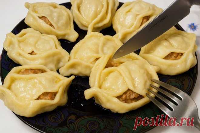 Манты на сковороде в 100 раз вкуснее. Идеальное тесто!
Сегодня будем готовить сочные манты. Интересно, что готовить их будем не в мантоварке и не в пароварке, а на обычной сковороде. Начнём с теста, а затем перейдём к начинке. У меня всегда получаются очень сочные и вкусные манты.
Тесто:
- Мука — 600 г
- Яйца — 2 шт
- Вода — 300 мл
- Растительное масло — 3 ст. л.
- Соль — 1 ч. л.

Начинка:
- Говяжий фарш — 300 г
- Куриный фарш (бедро) — 300 г
- Лук — 1 крупная головка
- Мо...