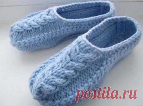 Оригинальные тапочки спицами. СХЕМА здесь https://labhousehold.com/slippers-spokes.html