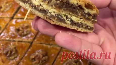 Песочная пахлава .Это очень вкусно Ингредиенты-Тесто-Мука - 500 грСольСлив.масло - 250 грЖелтки - 5 штСметана - 200 грСода - 1 ч.л.Начинка-Белки - 6 штСахар - 350 - 400 грГрецкие орехи - 400 гр.Желток - для смаз