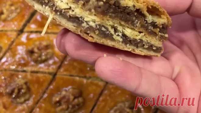 Песочная пахлава .Это очень вкусно Ингредиенты-Тесто-Мука - 500 грСольСлив.масло - 250 грЖелтки - 5 штСметана - 200 грСода - 1 ч.л.Начинка-Белки - 6 штСахар - 350 - 400 грГрецкие орехи - 400 гр.Желток - для смаз