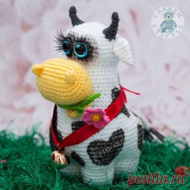 БУРЕНКА ЗОРЬКА И БЫЧОК БОРЬКА 
Автор описания и МК -  Екатерина Маркова @markova.toys

Высота вязаной крючком игрушки примерно 13 см. Для изготовления таких маленьких коров автор использовал пряжу Пехорка 