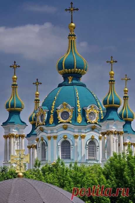 (3) ГУГЛЯТА+
Православный храм в честь апостола Андрея Первозванного; построен в стиле барокко по проекту архитектора Бартоломео Растрелли в 1754 году на Андреевской горе. Расположена на крутом правом берегу Днепра, над исторической частью города - Подолом. Вниз от неё идёт Андреевский спуск, соединяющий верхний город с нижним.