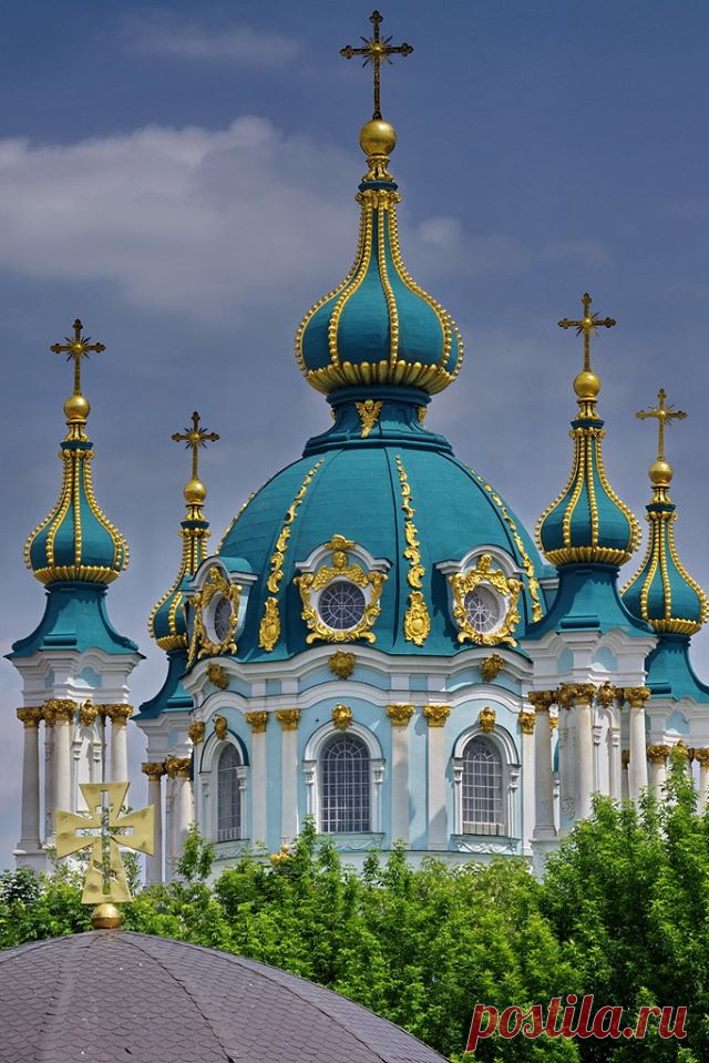 (3) ГУГЛЯТА+
Православный храм в честь апостола Андрея Первозванного; построен в стиле барокко по проекту архитектора Бартоломео Растрелли в 1754 году на Андреевской горе. Расположена на крутом правом берегу Днепра, над исторической частью города - Подолом. Вниз от неё идёт Андреевский спуск, соединяющий верхний город с нижним.