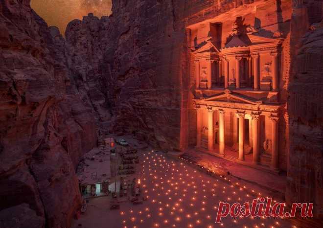 Иорданская ночь
Ночное небо Иордании: потрясающие фотографии Бенджамина Бараката

Фотографии Бенджамина Бараката — это невероятные пейзажи, которые открываются перед глазами, когда мы смотрим на ночное небо. Этот талантливый фотограф, отмеченный наградами, создал эти завораживающие снимки в Иордании во время своих недавних путешествий. Он поделился с нами некоторыми секретами своего творческого процесса и рассказал о том, что вдохновило его на создание этой впечатляющей серии фотографий: