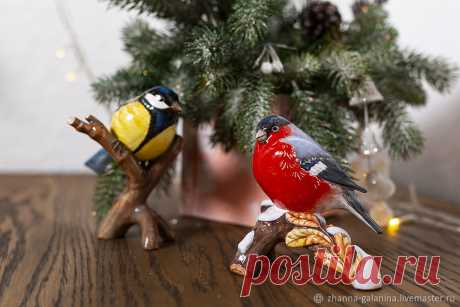 Статуэтка птица керамическая Снегирь на ветке в технике майолика – купить на Ярмарке Мастеров – LGJQYRU | Статуэтки, Ярославль