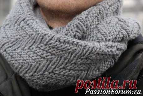 Мужской снуд &quot;Fishbone Snood&quot;. Описание и схема | Вязание для мужчин спицами. Схемы вязания Размер (приблизительно): ширина 25 см, длина в сложенном виде 60 см.  Для вязания мужского снуда вам потребуется: примерно 300 г пряжи вида Bulky (50-60 м/ 50г); круговые спицы №6 и №7.  Совет. Также можно использовать пряжу вида Aran (80-100 г/ 50 м), увеличив число петель (если нужно) и...