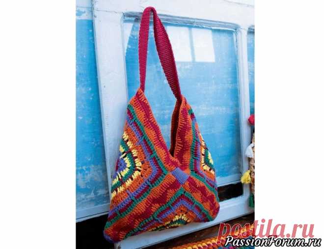 Сумка из цветных мотивов. Описание | Вязаные крючком аксессуары Яркая сумка в стиле хиппи собрана по схеме из трех больших квадратных мотивов.РАЗМЕР42 х 42 смВАМ ПОТРЕБУЕТСЯПряжа (100% хлопка; 120 м/50 г) – по 100 г оранжевой и цвета фуксии, а также по 50 г зеленой, лиловой и желтой; крючок №3.УЗОРЫ И СХЕМЫКВАДРАТНитью цвета фуксии сложить нитяное...