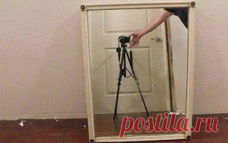 Mirror Sellers Caught in Reflections