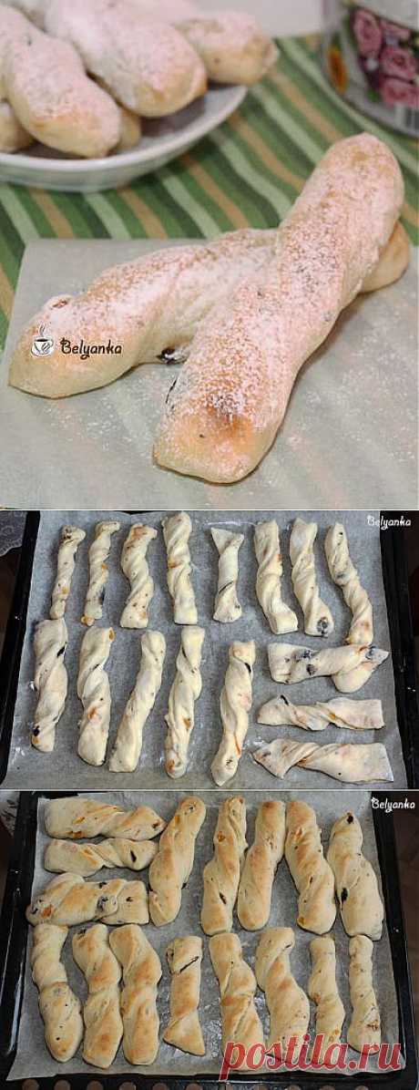 Постные витые булочки с сухофруктами