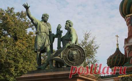 Прокурора попросили смягчить статью пенсионерке за «ГУР» на памятнике. Партия «Новые люди» попросила прокурора Москвы Дениса Попова переквалифицировать на административное правонарушение статус уголовного преступления пенсионерки, написавшей на памятнике Минину и Пожарскому аббревиатуру «ГУР».