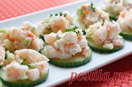 Новости
САЛАТ С КРЕВЕТКАМИ НА ОГУРЦАХ

очищенные креветки, готовые к употреблению - 375 г
нарезанный сельдерей - 2 стебля
нарезанный красный лук - 1 ст. л.
майонез - 2 ст. л.
густой йогурт (греческий) - 1 ст. л.
соль, перец, приправы - по вкусу
тонкие ломтики огурца - 30 шт.
нарезанный зеленый лук