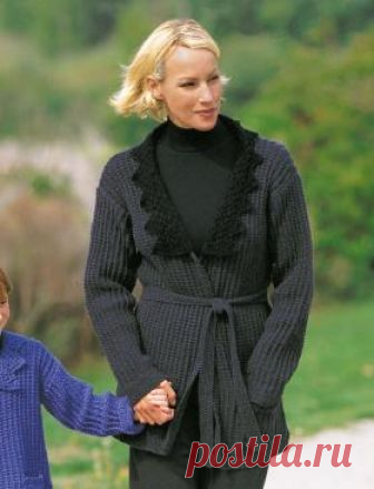 Теплый кардиган с кружевным воротником Уютный кардиган с кружевным воротником выполнен из тонкой пряжи насыщенных темных оттенков. V-образный вырез горловины украшен кружевной...