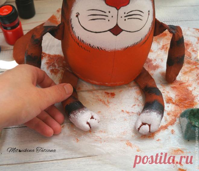 Мастер-класс: кот из мультфильма «Попугай Кеша», второй этап Итак, попытка добавить вторую часть. Никак не получалось добавить, оказывается, наверное, сильно много было фото, пошив штанишек будет в части 3. Первая часть тут. После того, как котик высох, смешиваем красный, белый, желтый и зеленый цвета до красивого коричневого цвета. Пропорции я делаю на глаз, красной и белой примерно по 2 части, желтой и зеленой — по 1 части.