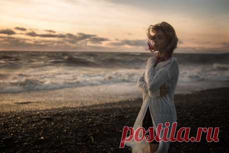 Я полюбила тишину, немногословие. 
Я полюбила тишину, но не безмолвие. 
Я полюбила тишину, но не беззвучие. 
Есть шум листвы, есть плеск волны в речной излучине. 
Так много хочется сказать, так мало можется. 
И мысль ясна, да вот слова никак не сложатся. 
Открыты только небесам душ наших повести — 
И боль, и радость, и печаль, и тайны совести. 
А время катится вперед в разливы вечности. 
И наша жизнь — всего лишь шаг до бесконечности.
                                      ...