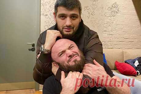 Владелец AMC Fight Nights допустил применение допинга Минеевым и Исмаиловым. Владелец промоушена AMC Fight Nights Амир Мурадов допустил, что бойцы смешанного стиля (MMA) Владимир Минеев и Магомед Исмаилов применяли допинг перед их схваткой в рамках организации. «Химичились ли они? Стопудово оба. Стопудово — по лицам вижу», — заявил он. Схватка бойцов прошла в октябре.