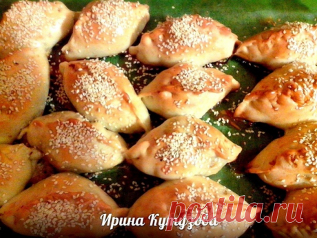 ПОСТНЫЕ ПИРОЖКИ С КВАШЕНОЙ И СВЕЖЕЙ КАПУСТОЙ, ГРИБАМИ НА МИНЕРАЛЬНОЙ ВОДЕ И ДРОЖЖАХ.
автор Ирина Кутузова

Тесто планировалось совсем уж пресное, но подвернулась очень кстати минеральная вода Ессентуки 4, решила проэксперементировать и результат приятно удивил! Пирожки вышли очень мягкими и прекрасно себя чувствовали на следующий день.

Понадобится для теста:

примерно полкило пшеничной муки
около 300 гр.минеральной воды комнатной температуры
2 чайных ложки сухих дрожжей
п...