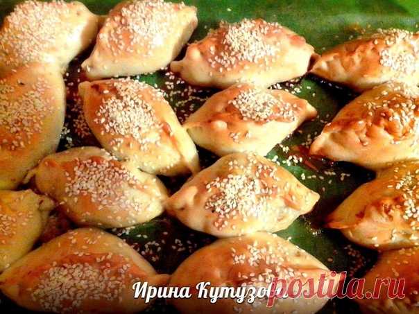 ПОСТНЫЕ ПИРОЖКИ С КВАШЕНОЙ И СВЕЖЕЙ КАПУСТОЙ, ГРИБАМИ НА МИНЕРАЛЬНОЙ ВОДЕ И ДРОЖЖАХ.
автор Ирина Кутузова

Тесто планировалось совсем уж пресное, но подвернулась очень кстати минеральная вода Ессентуки 4, решила проэксперементировать и результат приятно удивил! Пирожки вышли очень мягкими и прекрасно себя чувствовали на следующий день.

Понадобится для теста:

примерно полкило пшеничной муки
около 300 гр.минеральной воды комнатной температуры
2 чайных ложки сухих дрожжей
п...