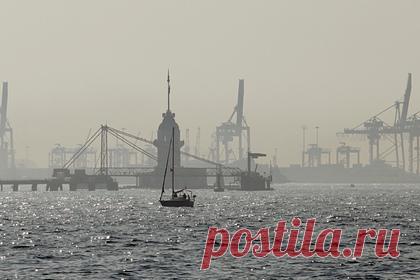 Движение судов через Босфор приостановили. Служба береговой охраны Турции сообщила, что движение судов через пролив Босфор было временно приостановлено. Отмечается, что закрыть канал пришлось в связи с поломкой танкера Ahmet Telli. По информации ведомства, для решения ситуации в район происшествия были экстренно направлены буксиры.