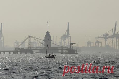 Движение судов через Босфор приостановили. Служба береговой охраны Турции сообщила, что движение судов через пролив Босфор было временно приостановлено. Отмечается, что закрыть канал пришлось в связи с поломкой танкера Ahmet Telli. По информации ведомства, для решения ситуации в район происшествия были экстренно направлены буксиры.