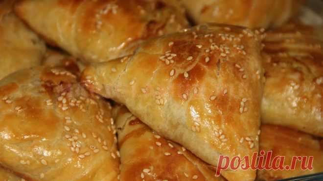 Самса из слоеного теста с картошкой Бабушкин рецепт приготовления самсы из слоеного теста с начинкой из картошки и сыра. Бесподобное блюдо! Приготовьте и вы!